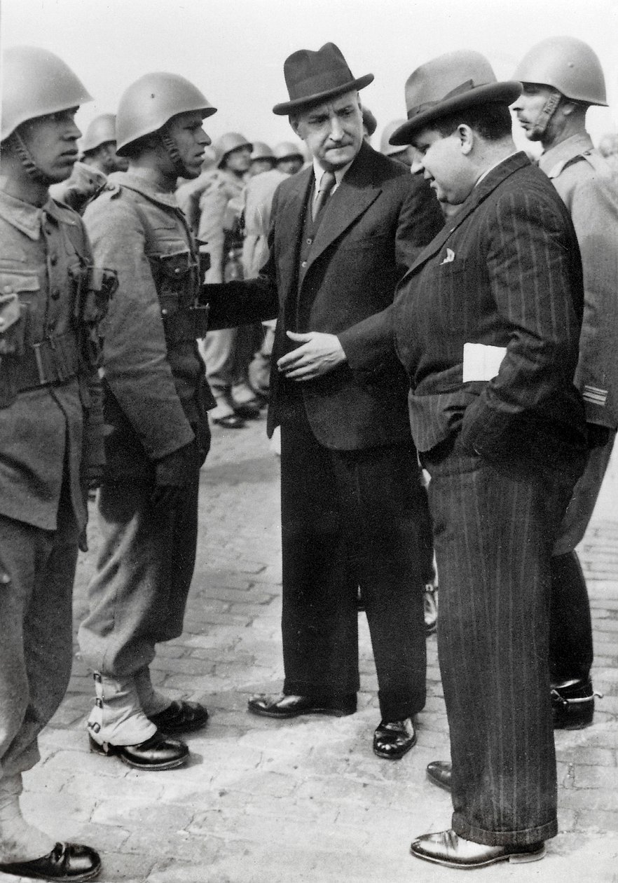 Antonio de Oliveira Salazar (1888-1970), diktator i Portugal från 1932 till 1968, inspekterar trupperna under ett besök på Azorerna, 5 april 1941 (s/v foto) av Unbekannt