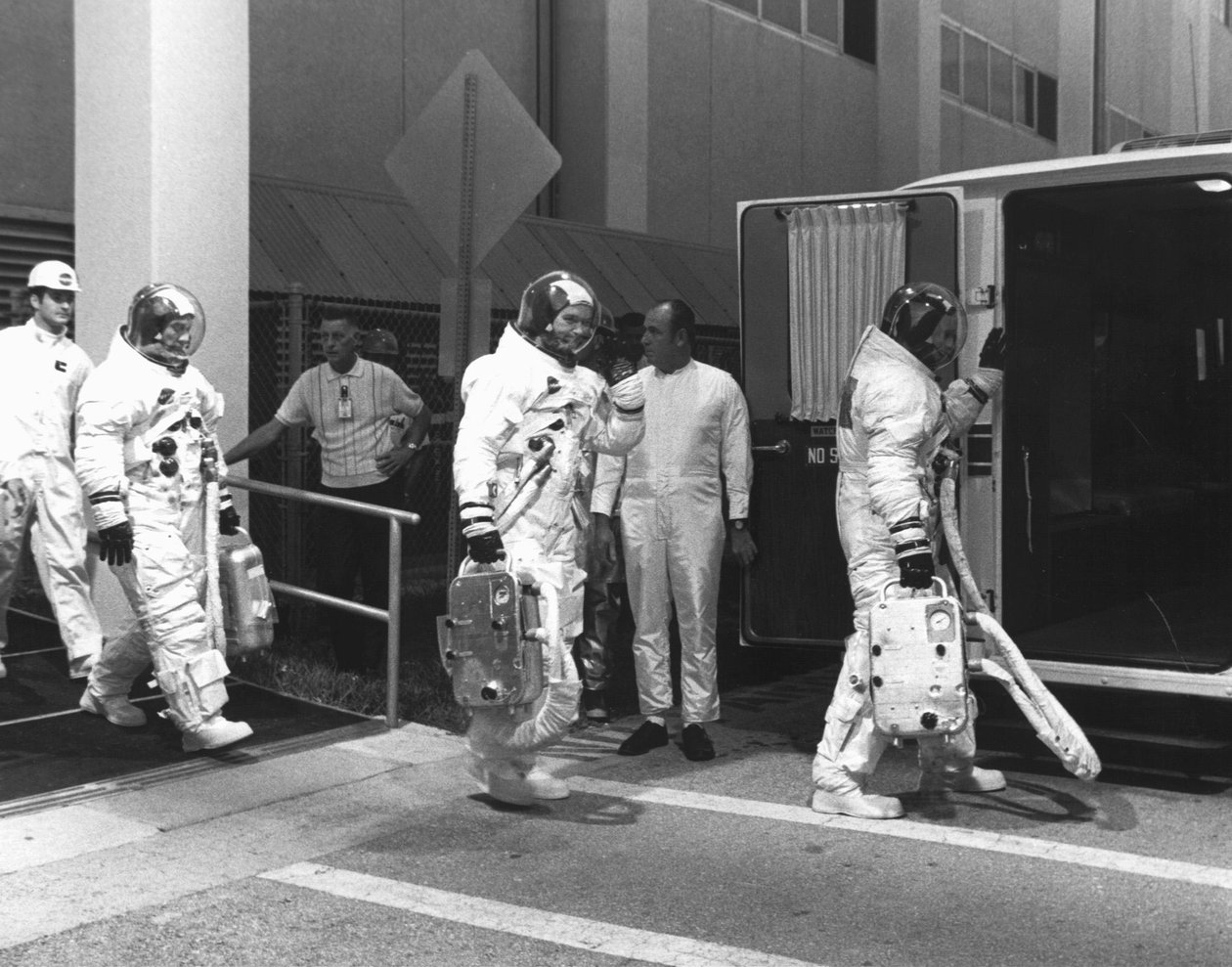 Apollo 11:s besättning "passar upp" för nedräkningsdemonstrationstest av Unbekannt