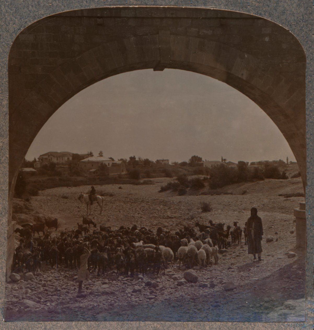 Akvedukt som visar Jeriko genom båge, c1900 av Unbekannt