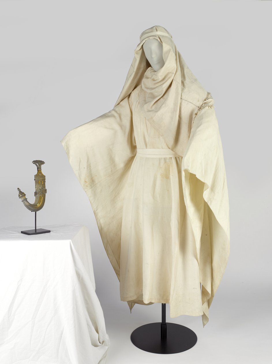 Arabiska dräkter och en huvudbonad, känd som en keffiyah, tillhörande T E Lawrence (silke) av Unbekannt