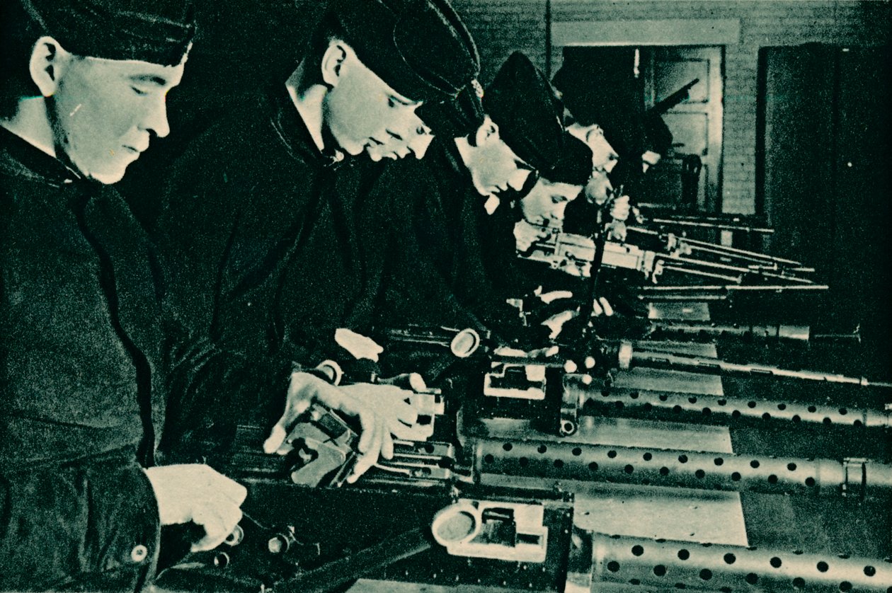 Armorers Assembling Aerial Guns, 1940 av Unbekannt