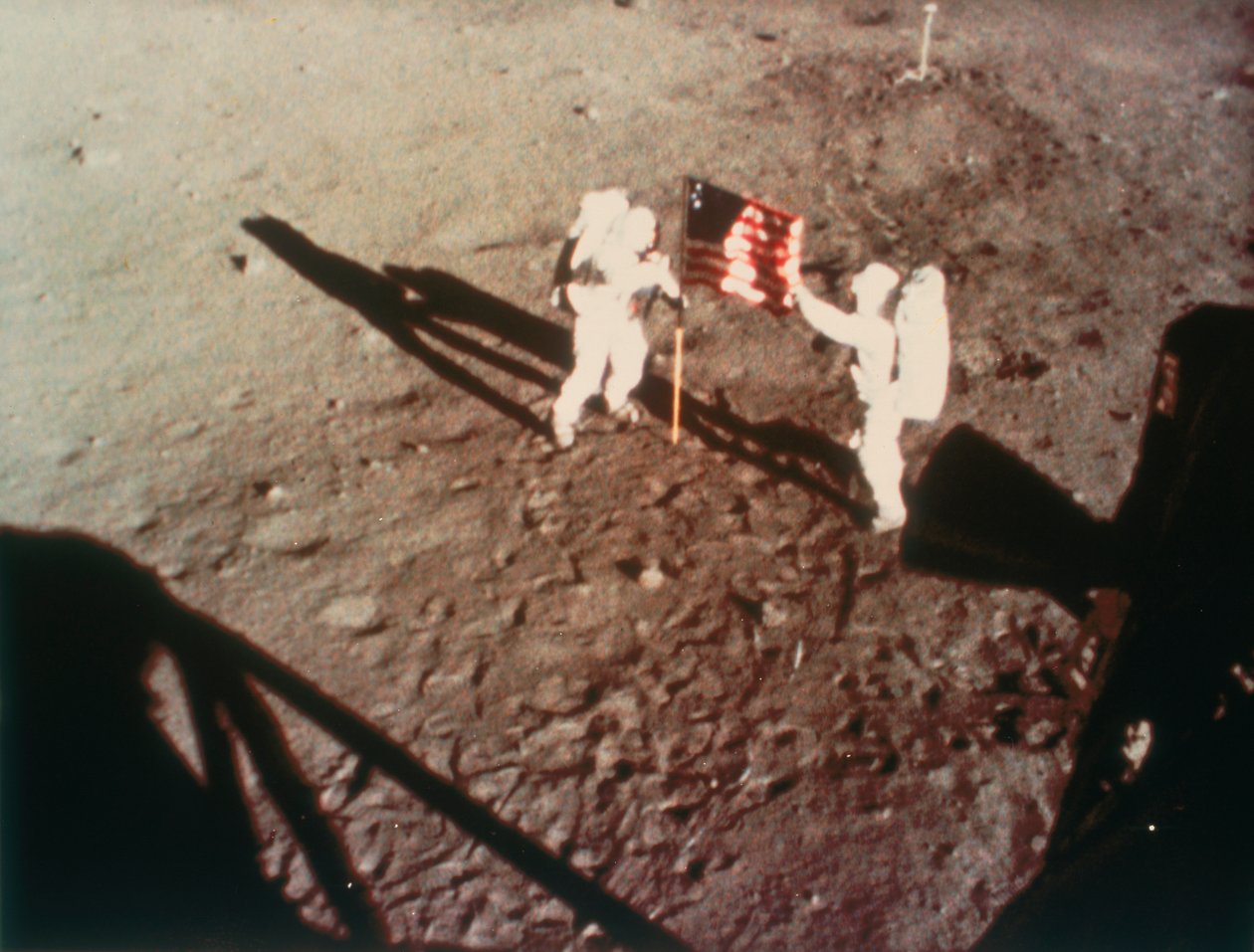 Armstrong och Aldrin vecklar ut den amerikanska flaggan på månen, 1969 av Unbekannt