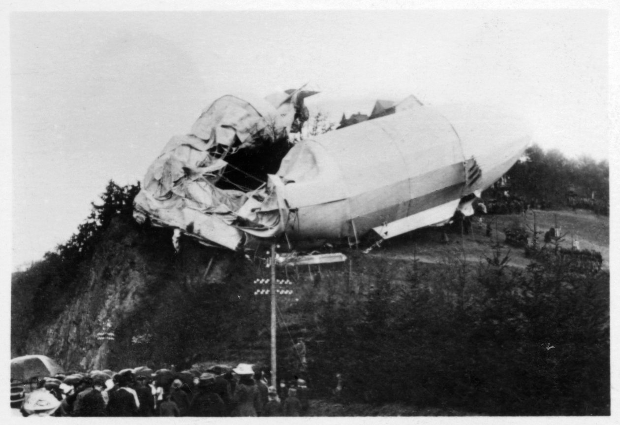 Army Zeppelin Z2 LZ5 strandade nära Weilburg under en storm, Tyskland, 1910 1933 av Unbekannt