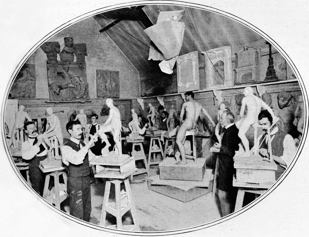 Konststudenter i en skulpturmodelleringsklass, London, c1900 1901 av Unbekannt
