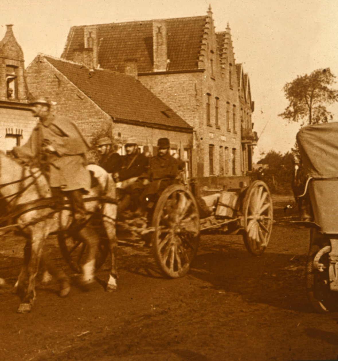 Artilleri på väg uppför linjen, c1914-c1918 av Unbekannt