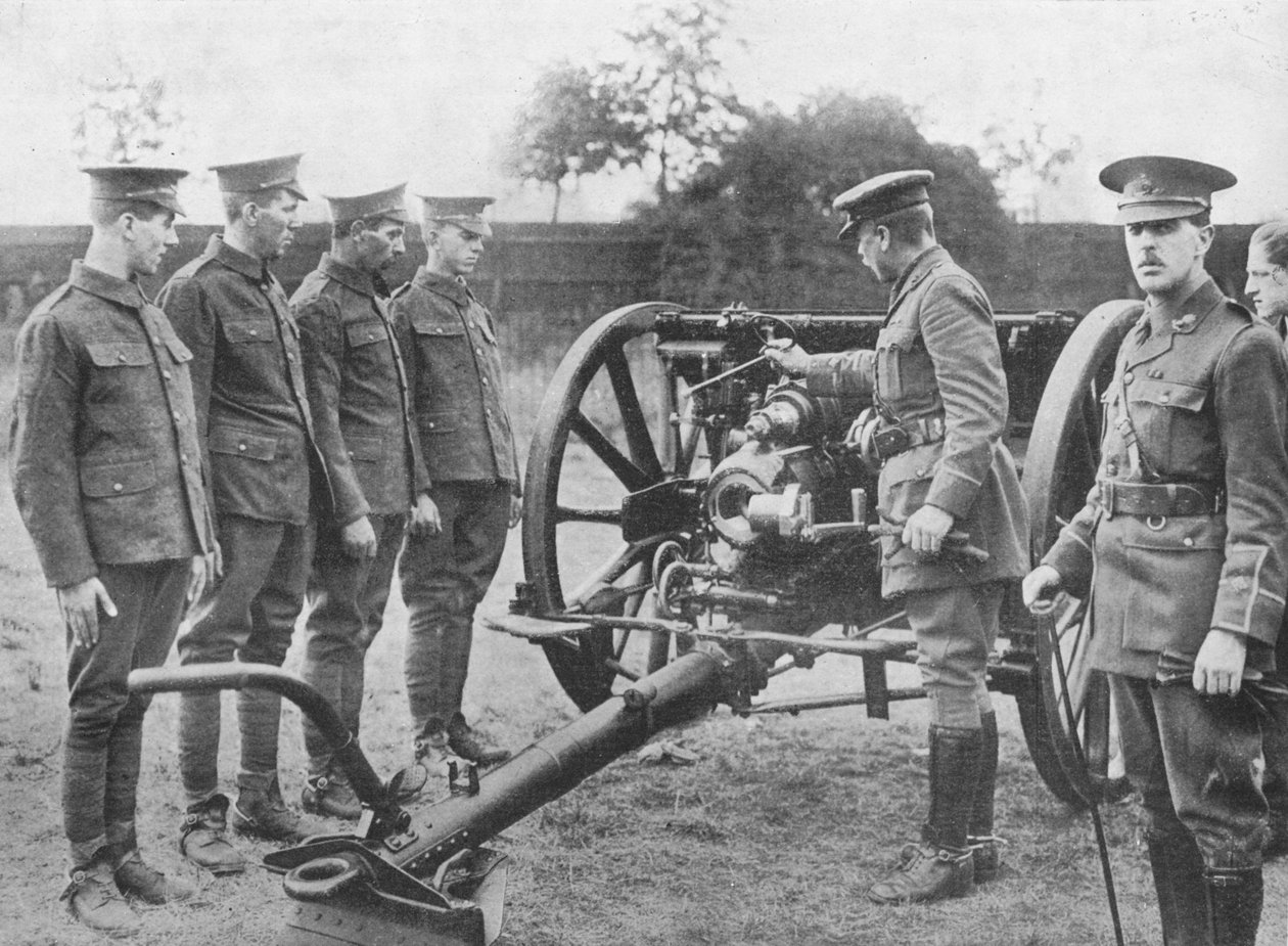 Artillerierekryter med mekanismen för en 18-pund förklarad för dem, 1915 av Unbekannt