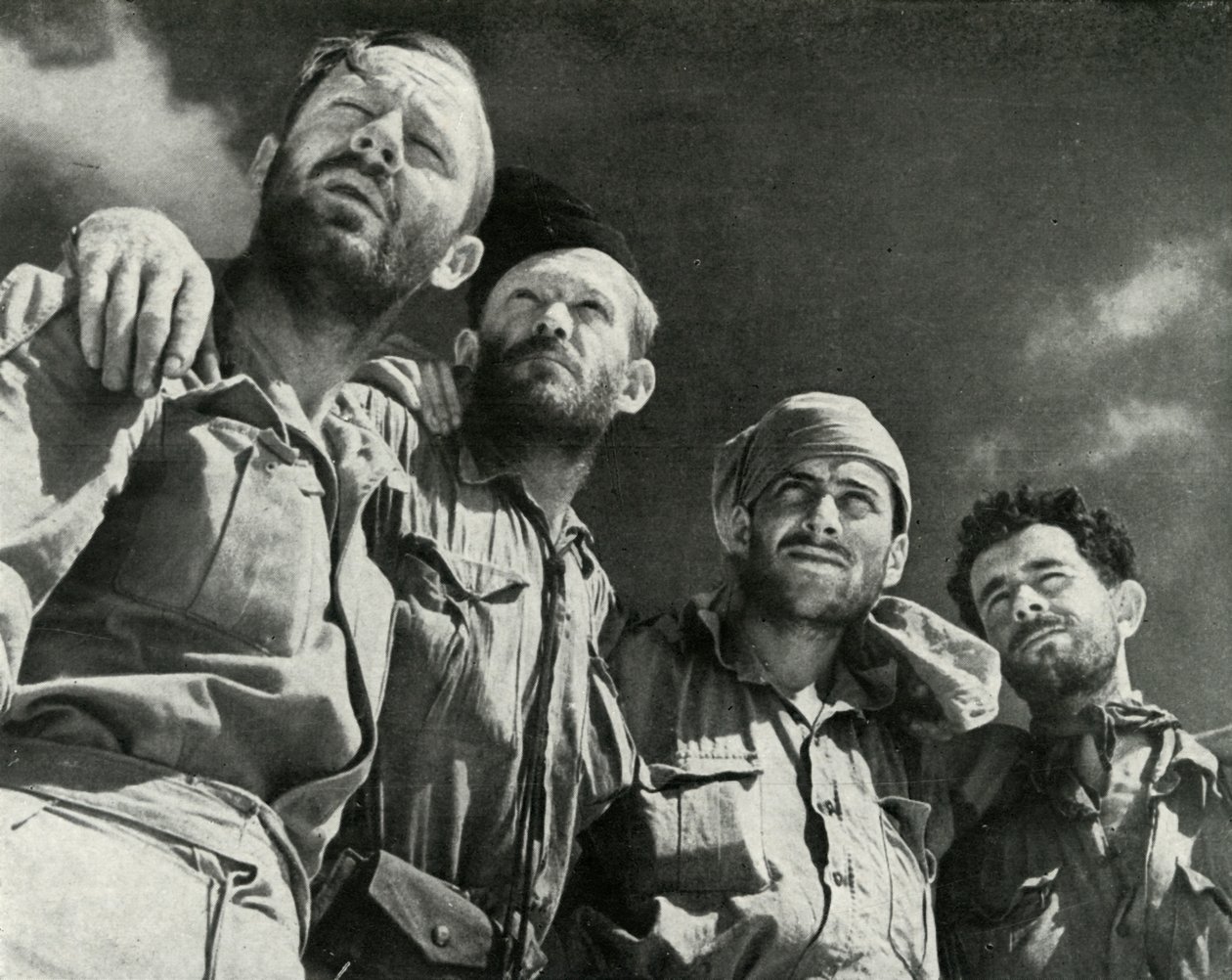 När tyskarna kastade sig mot Alamein, gick dessa fyra män in på de brittiska linjerna, c1942-1943, 1945 av Unbekannt