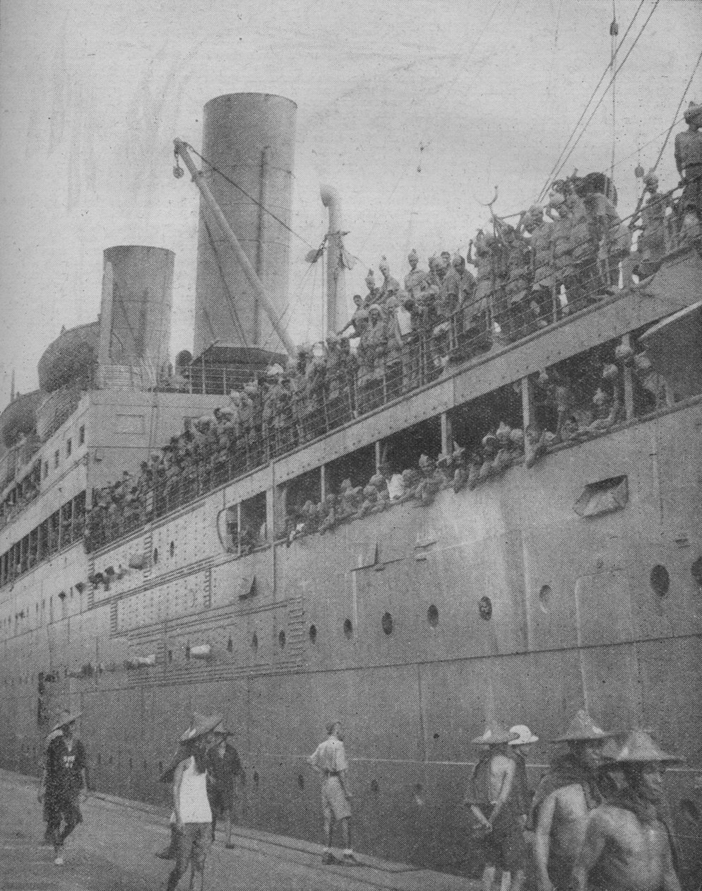 Till Singapore anländer indiska trupper för att delta i försvaret av den stora fästningshamnen., 1941. av Unbekannt