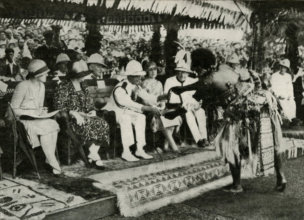 I Suva, Fiji. Presenterar en Tabua-tand av kaskelot ...1927, 1937. av Unbekannt