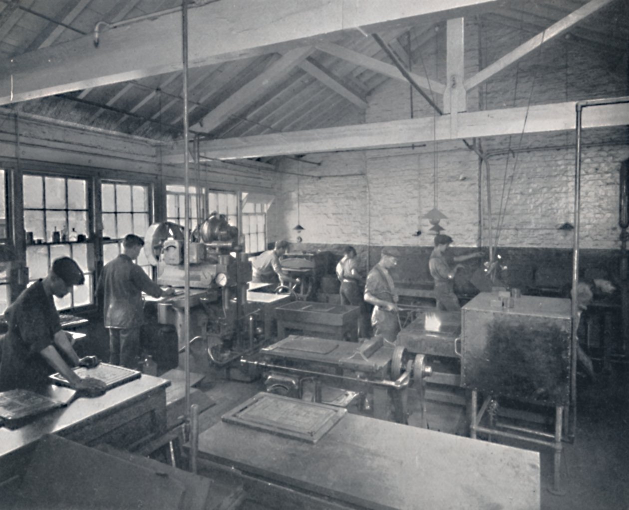 På jobbet i gjuteriet. Att göra vaxformar av sidorna, 1917 av Unbekannt