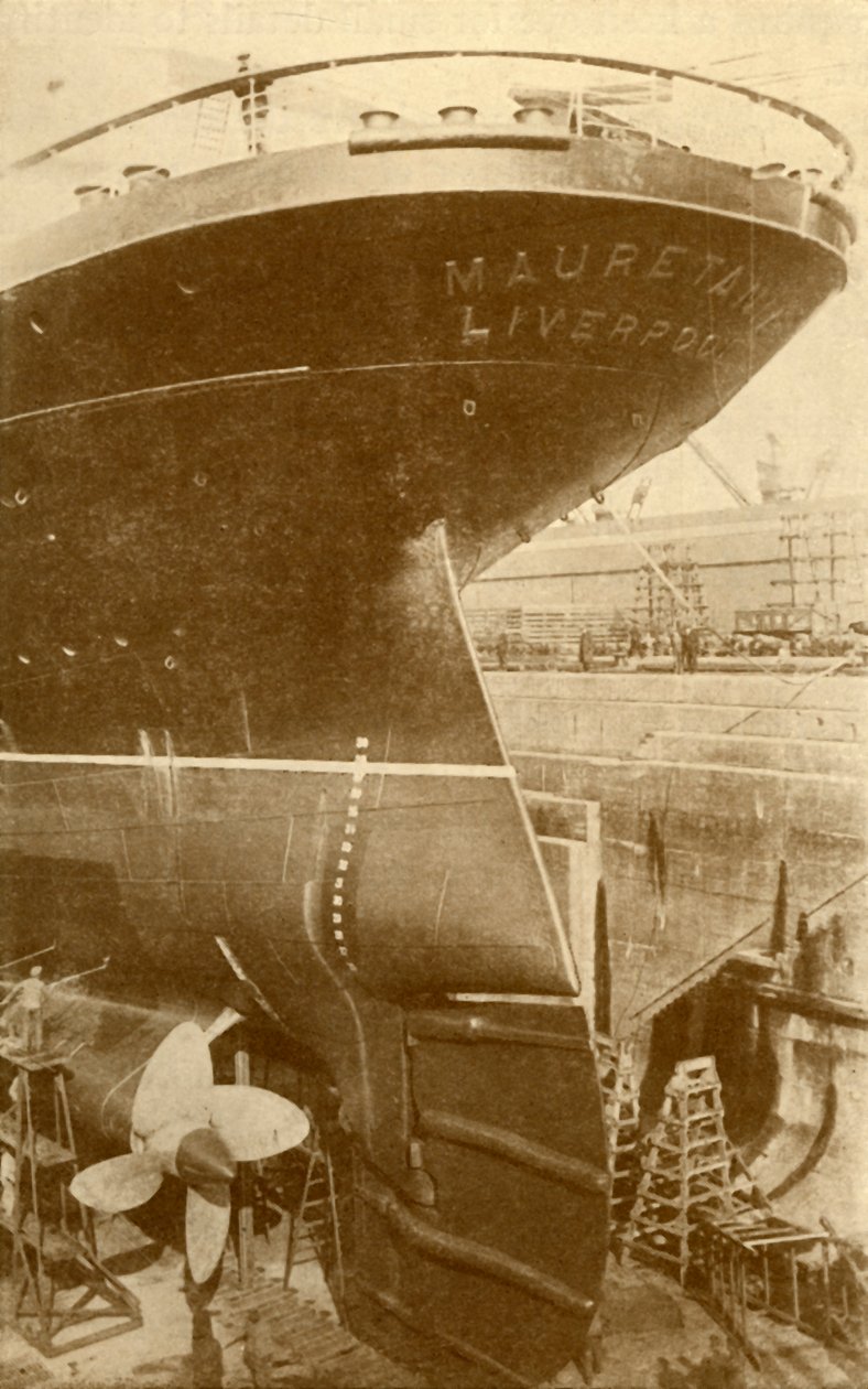 At Work on the Stern of the Mauretania, in Dry Dock, c1930. av Unbekannt