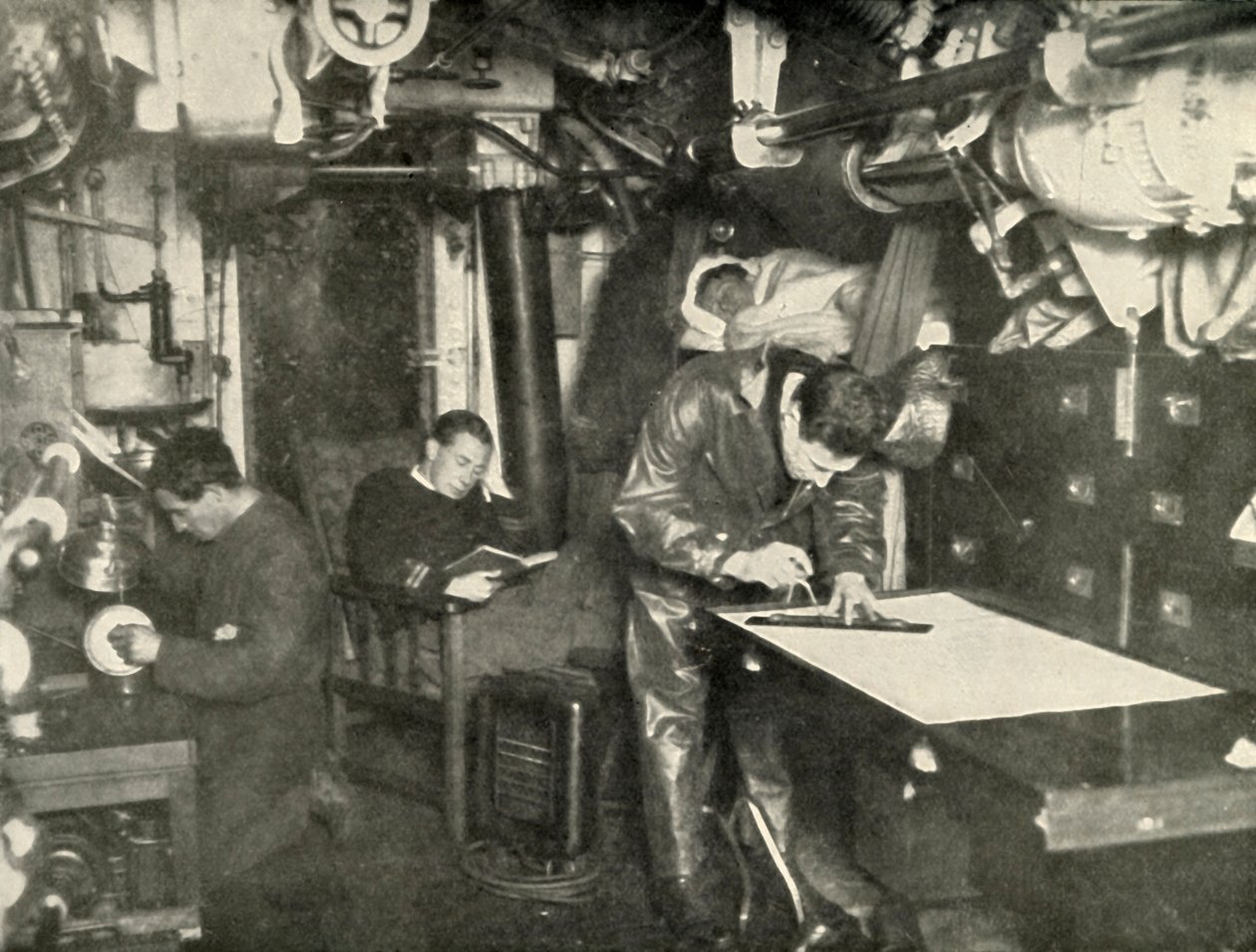 På havets botten. I en ubåts förråd, 1919. av Unbekannt