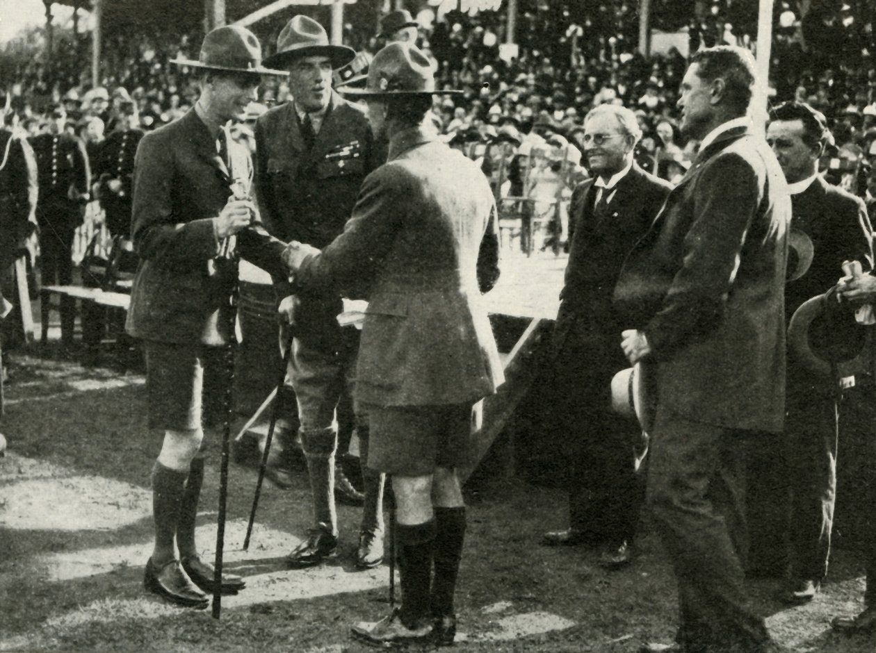 Vid Parade of Boy Scouts and Girl Guides, Adelaide, Australien, 1927, 1937. av Unbekannt