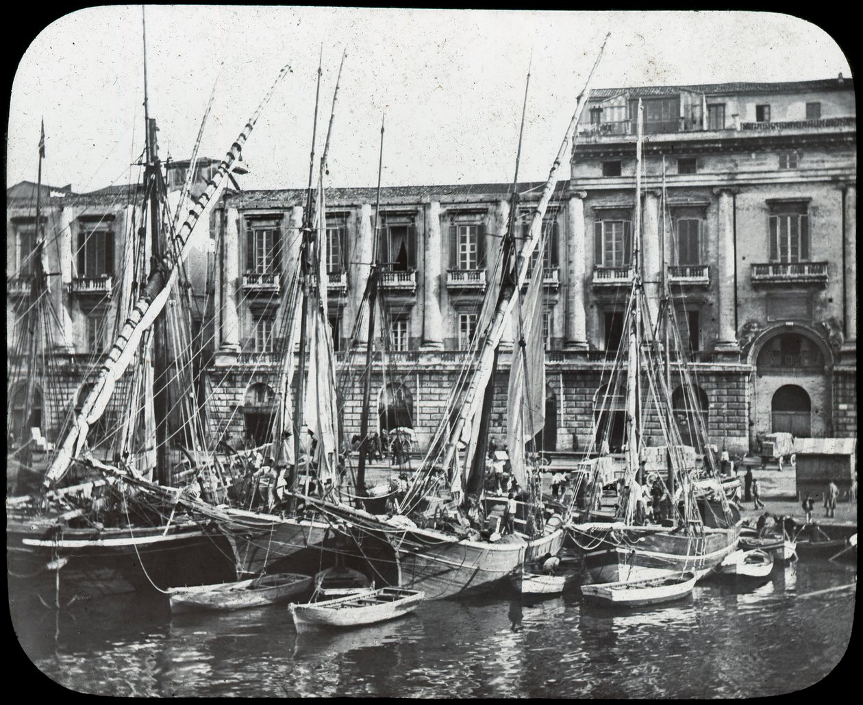 Vid kajen, Messinas hamn, Sicilien, Italien, sent 1800- eller tidigt 1900-tal av Unbekannt