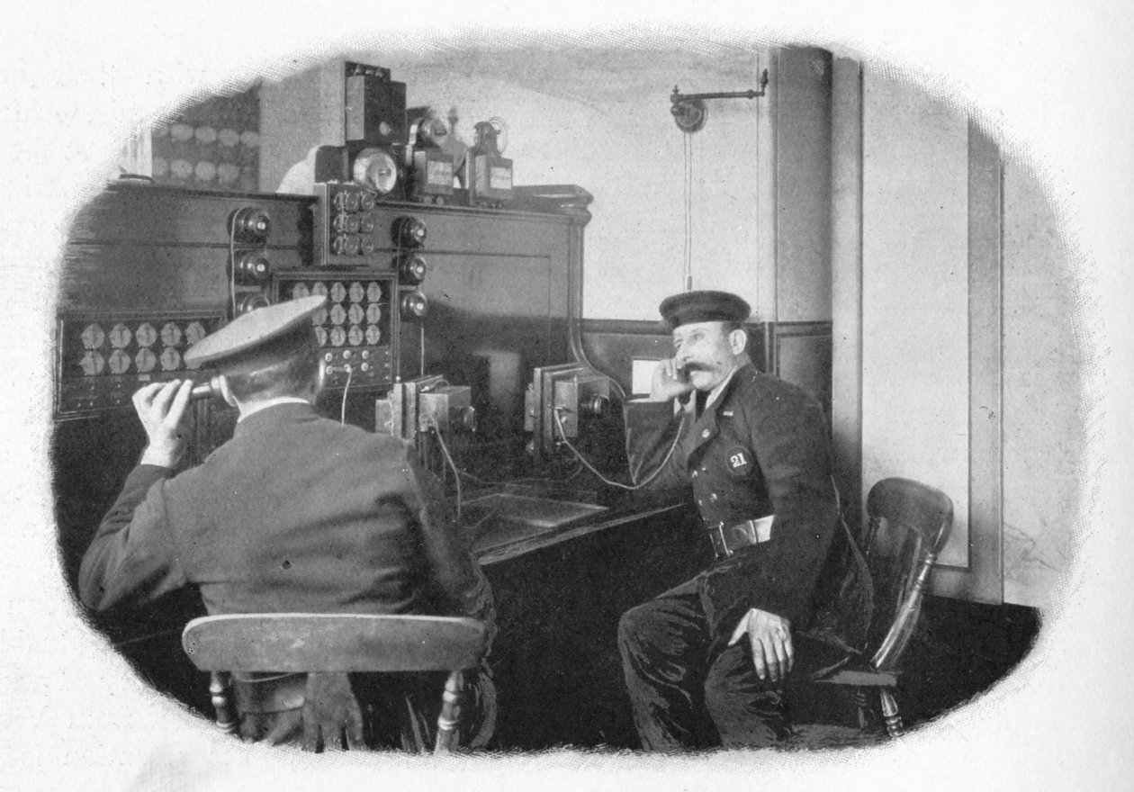 Vid telefon, London Fire Brigade, c1900 1901 av Unbekannt