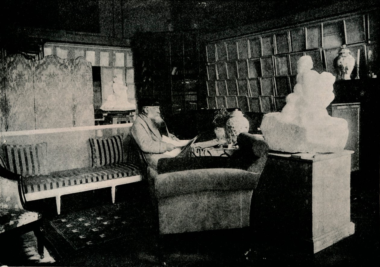 Auguste Rodin bland hans böcker på 77 Rue De Varenne, c1900 av Unbekannt