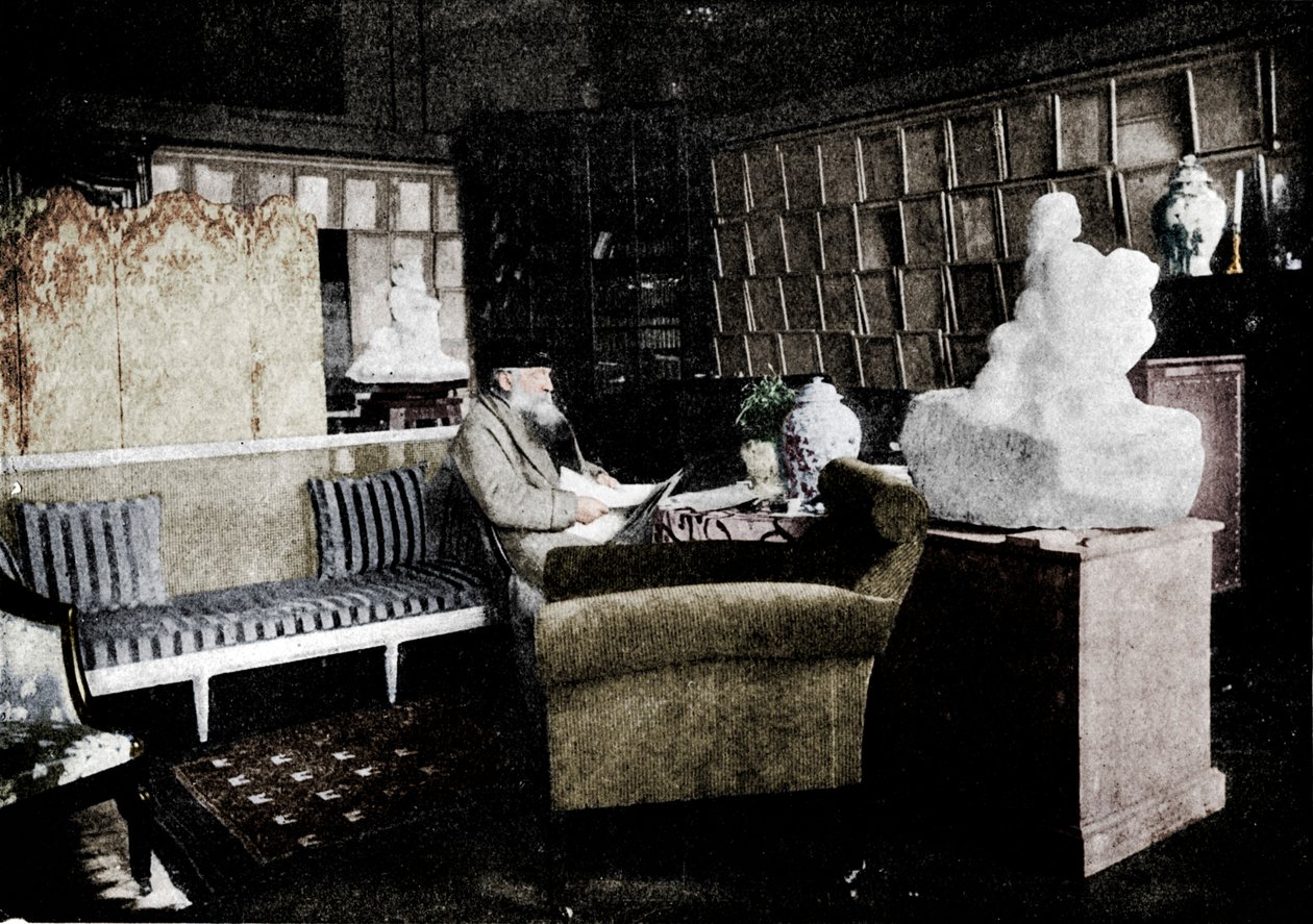 Auguste Rodin bland hans böcker på 77 Rue De Varenne, c1900 av Unbekannt