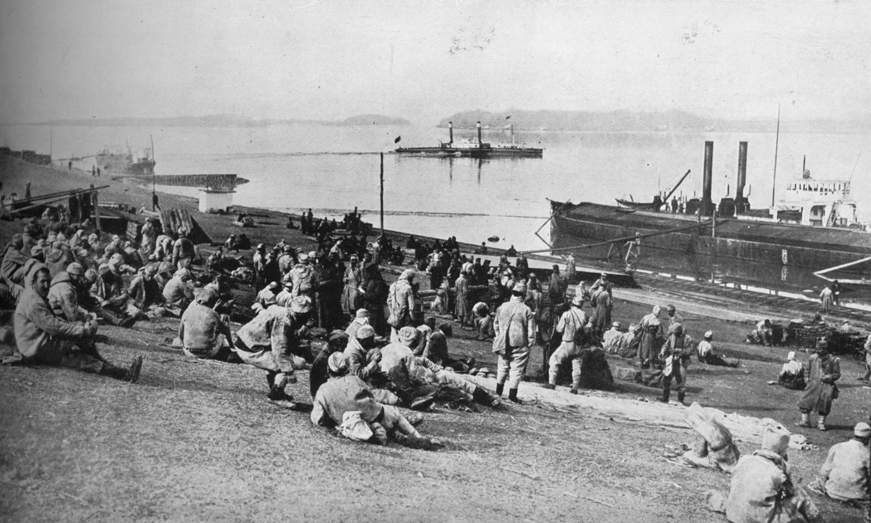 Österrikiska fångar tagna av serber och vilade mitt på dagen på Donaus strand, 1915. av Unbekannt