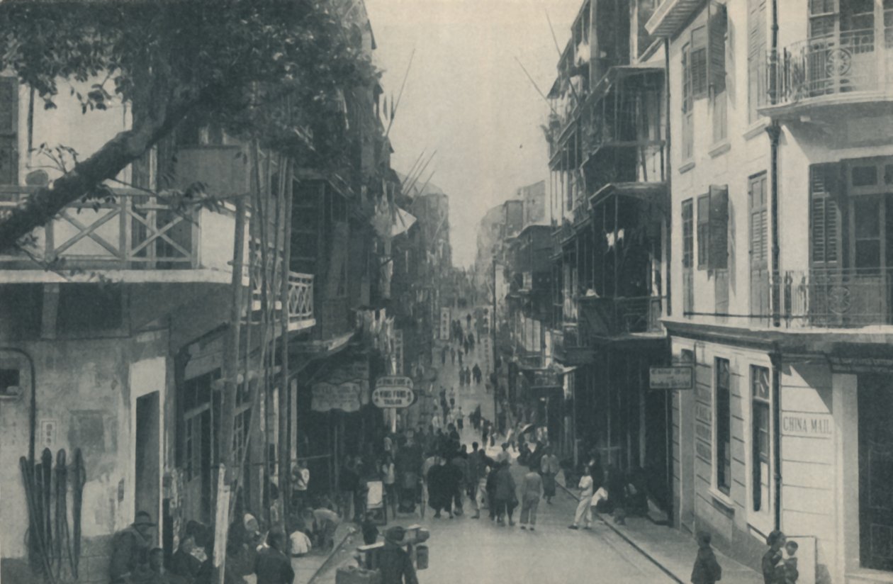 Balkongbyggnader på en folkväg som går öster och väster, c1935 av Unbekannt