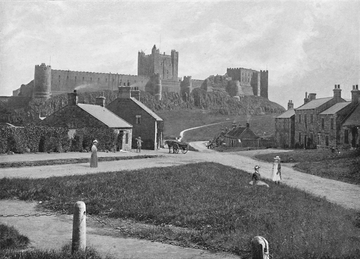 Bamborough Castle, från byn, c1896 av Unbekannt