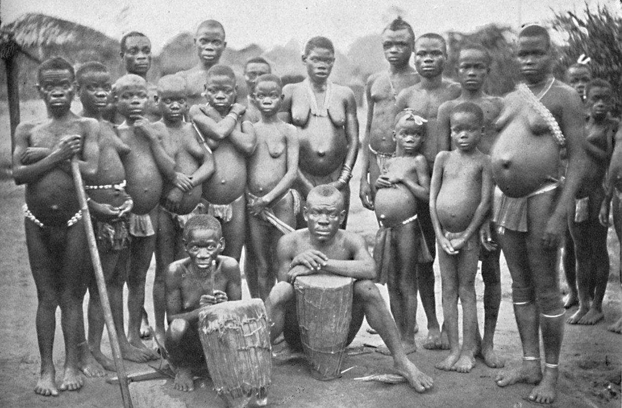 Bambute Pygmy-grupp med två walesiska kvinnor, 1902 av Unbekannt