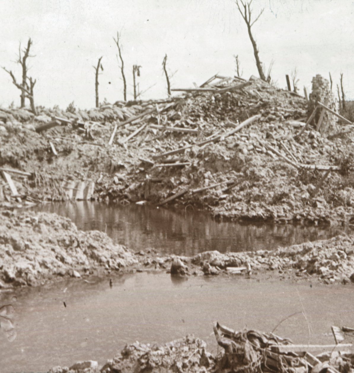Banken av floden Yser, Diksmuide, Belgien, c1914-c1918 av Unbekannt