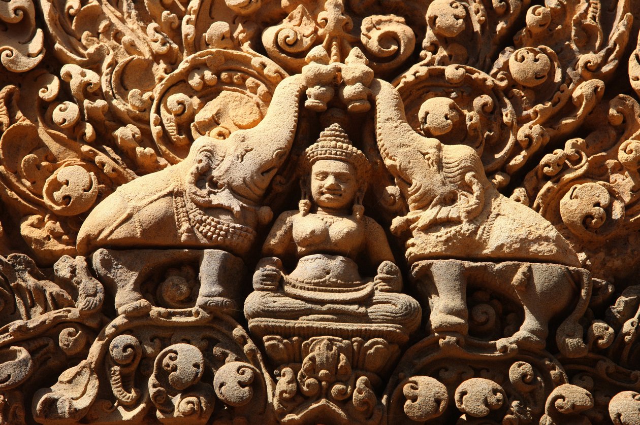 Banteay Srei-templet i Angkor i Kambodja. Lakshmi, hinduisk gudinna av rikedom och hustru till guden Vishnu, beströs med heligt vatten av två elefanter Siem Reap Kambodja av Unbekannt