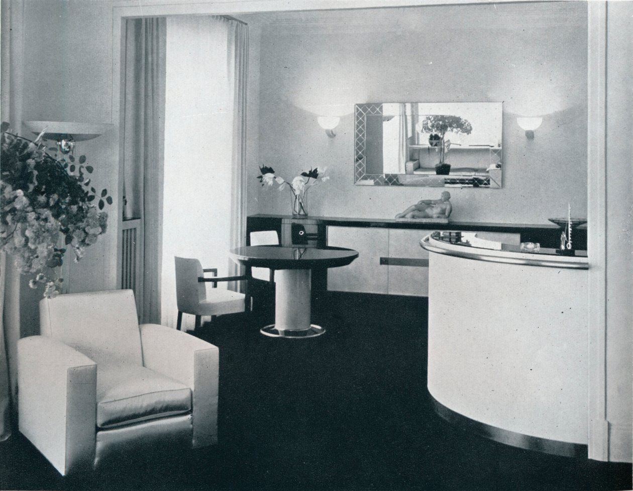 Barhörna i en matsal designad av Jacques Adnet, c1940 av Unbekannt