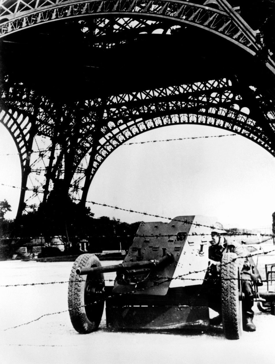 Taggtråd och pansarvärnsvapen under Eiffeltornet, tyskockuperade Paris, 1940-1944 av Unbekannt