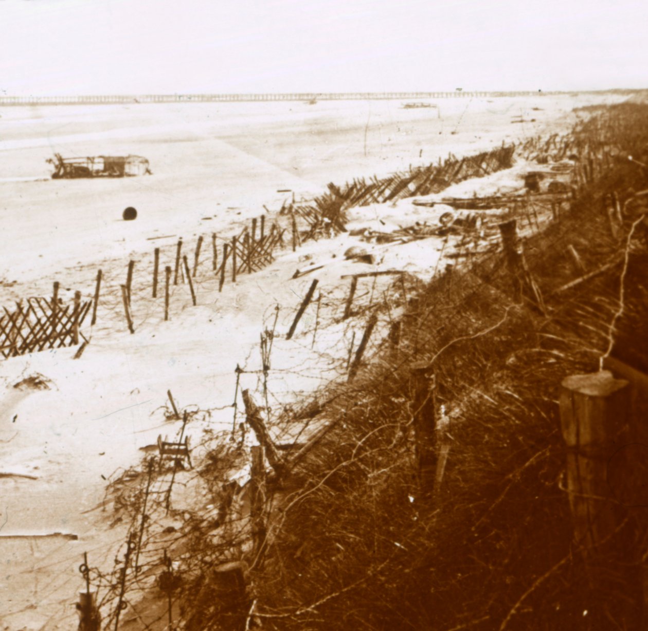 Taggtrådsbarriärer på stranden, Nieuwpoort-Bad, Flandern, Belgien, c1914-c1918 av Unbekannt