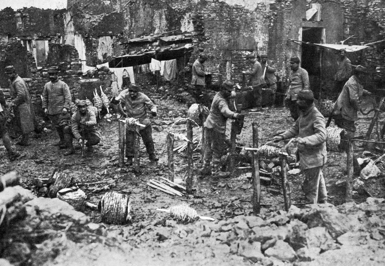 Taggtrådsspoling, försvaret av Verdun, Frankrike, första världskriget, 1916, c1920 av Unbekannt