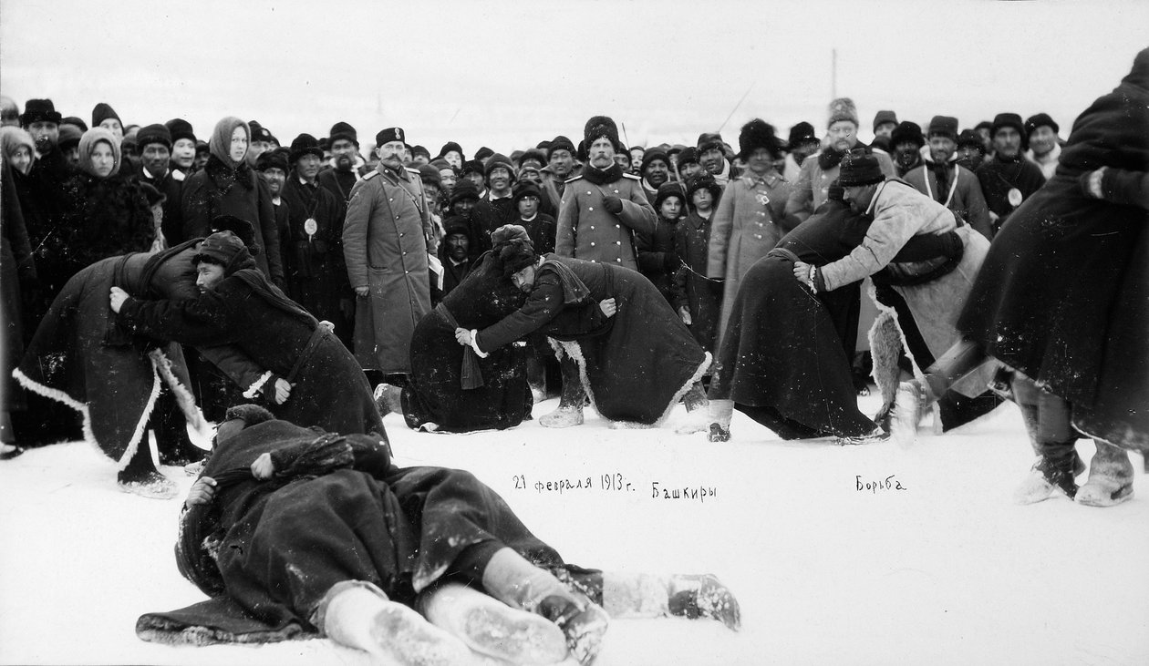 Bashkirs kuresh wrestling, Ryssland, 1913 av Unbekannt