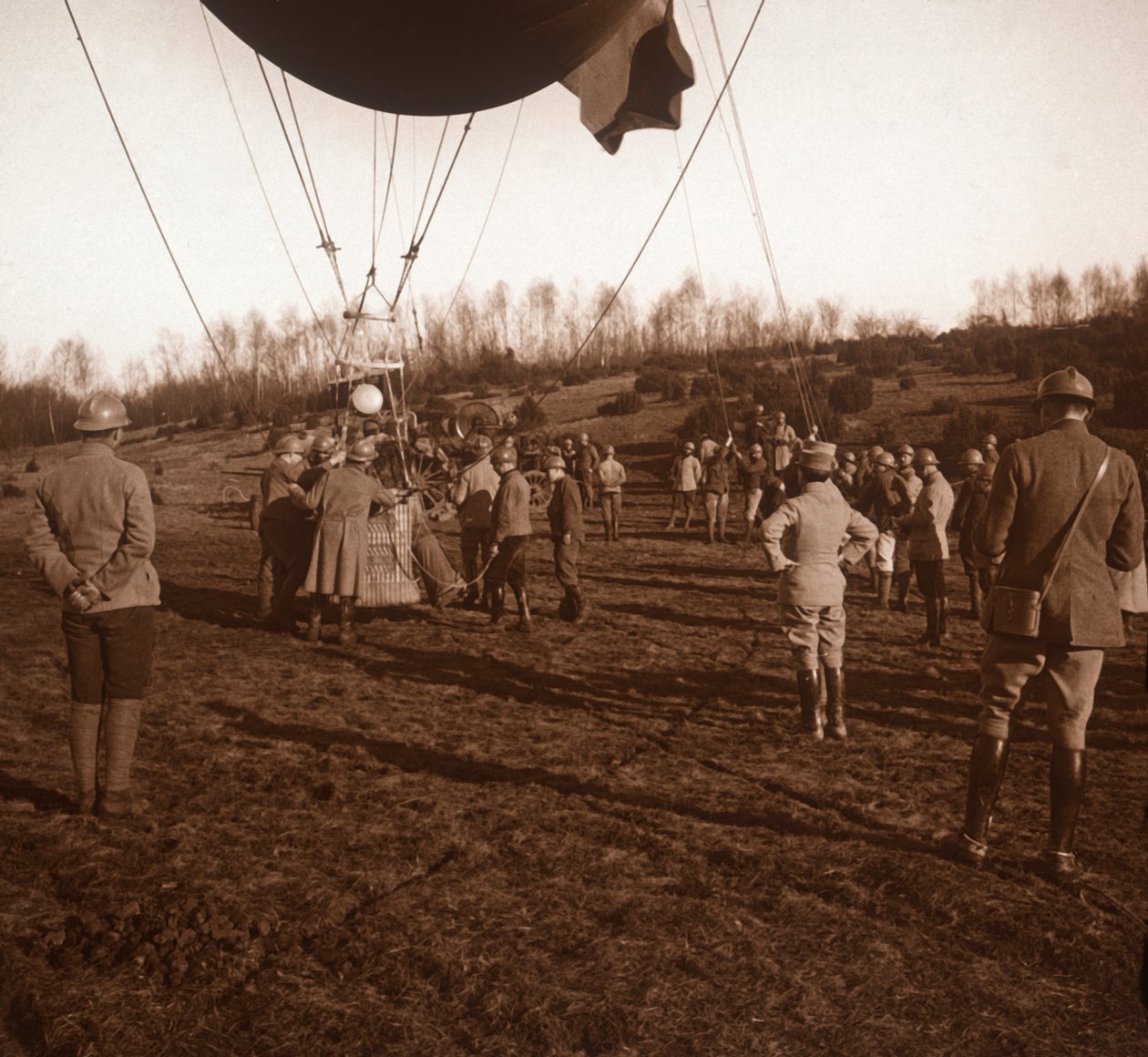 Korg med spärrballong, c1914-c1918 av Unbekannt