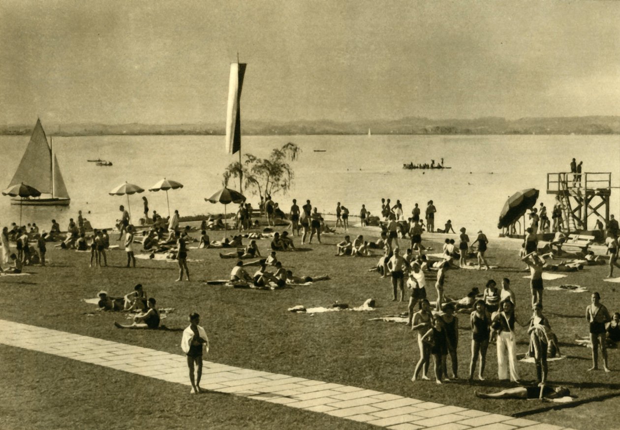 Badande vid Bodensjöns strand, Bregenz, Österrike, c1935. av Unbekannt