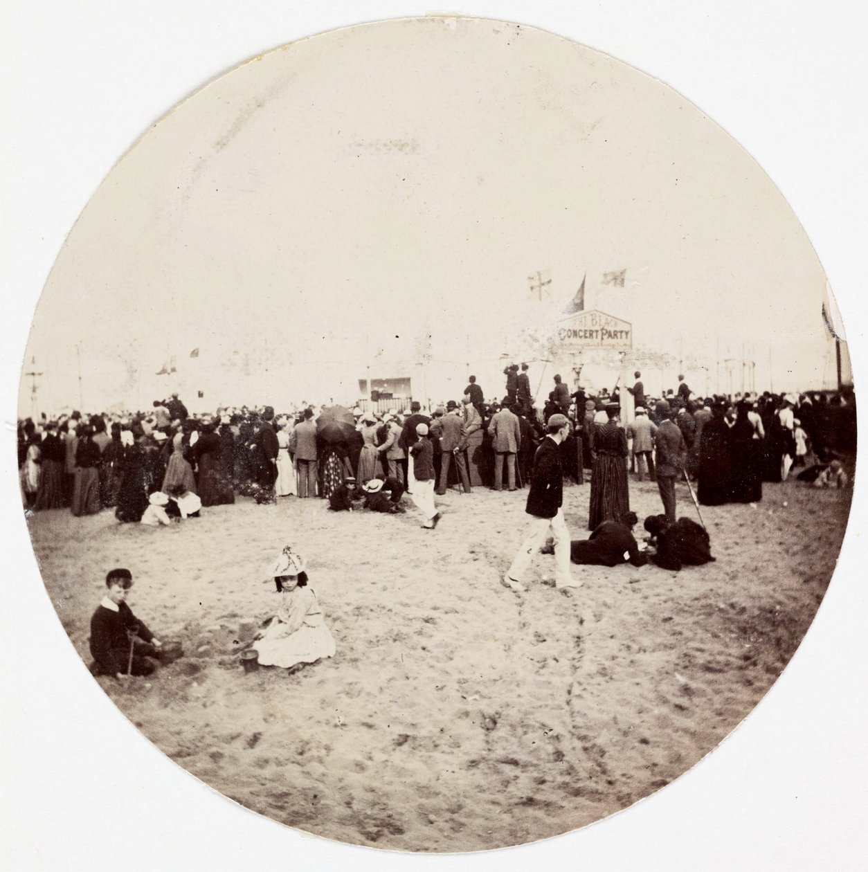 "Strandunderhållning", c 1890 av Unbekannt