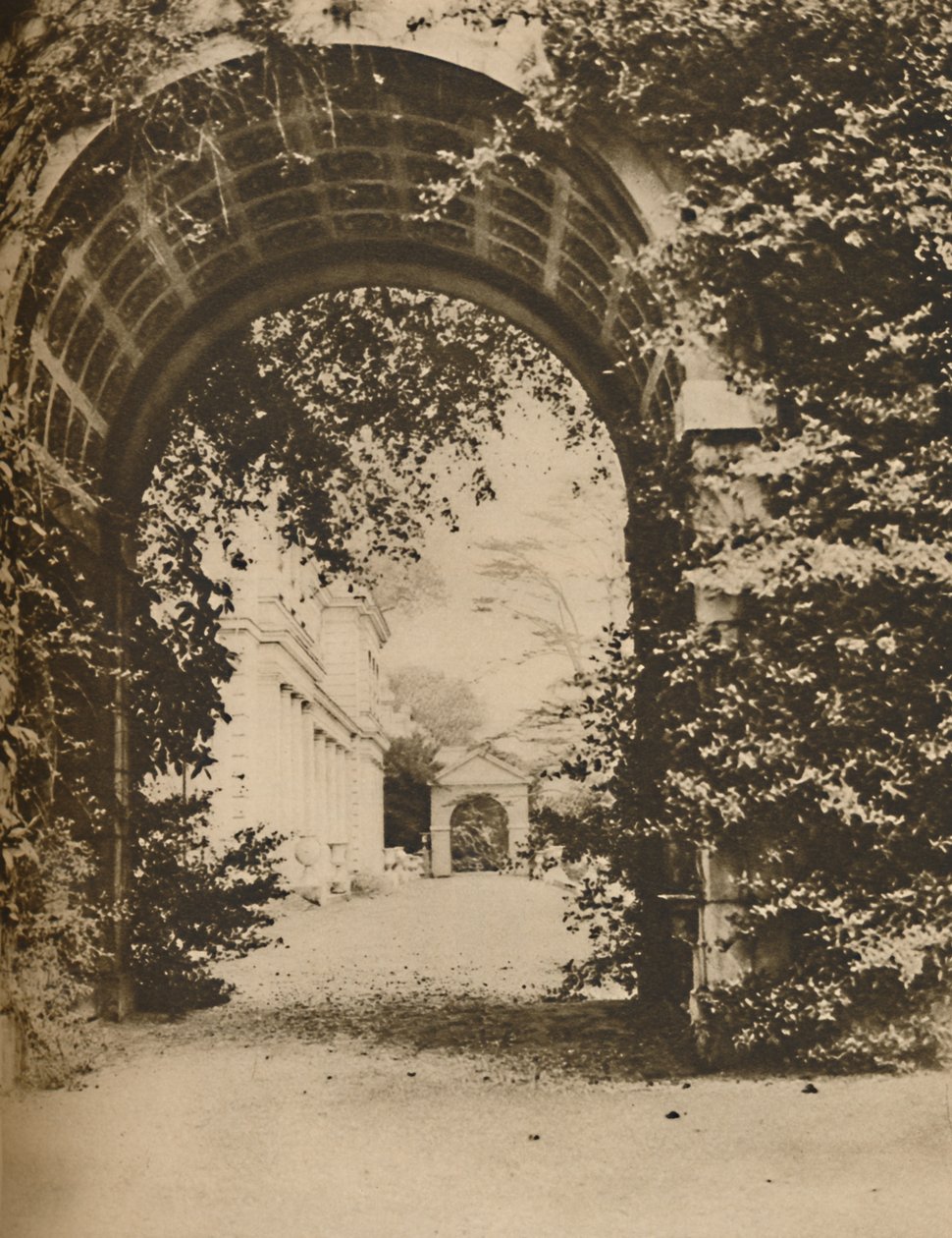 Beautiful Grounds at Gunnersbury öppnade för allmänheten som en ny park, c1935. av Unbekannt