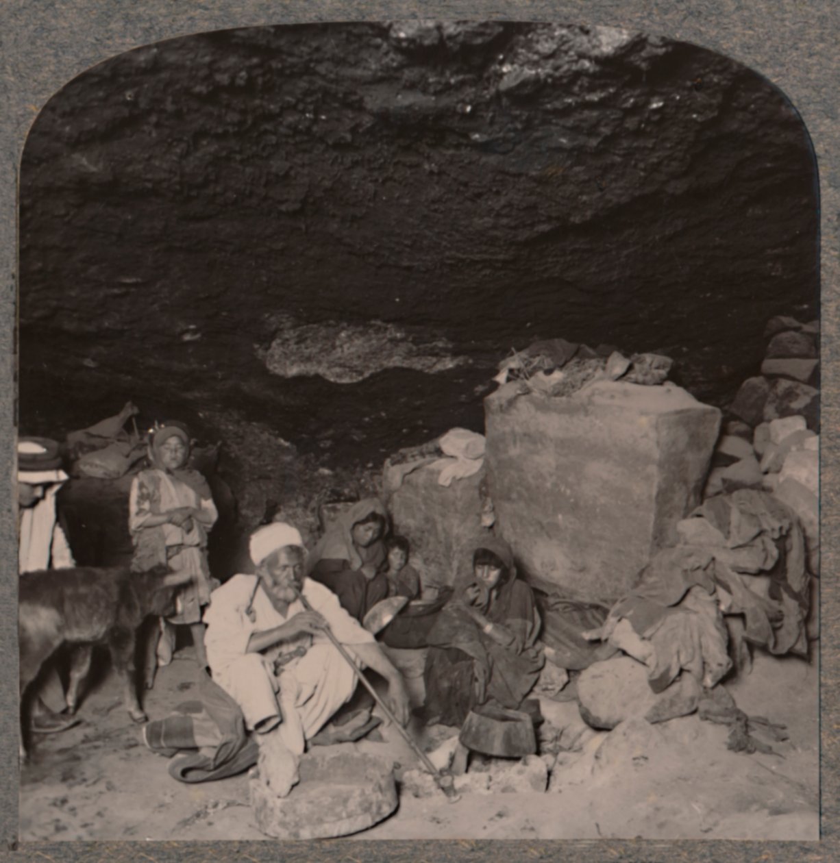Beduinbor i grottorna i sina grottor, ca 1900 av Unbekannt