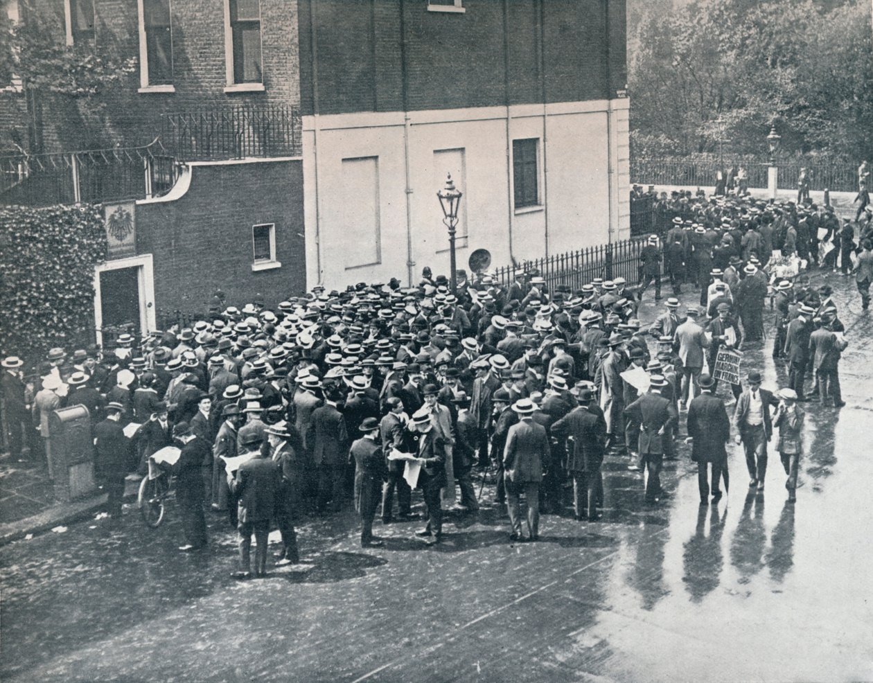 Innan England förklarade krig: tyska reservister väntade utanför tyska konsulatet i London, 1914 av Unbekannt