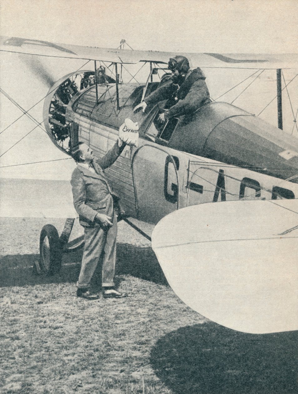 Före den första flygningen över Mount Everest, 1933 c1937 av Unbekannt