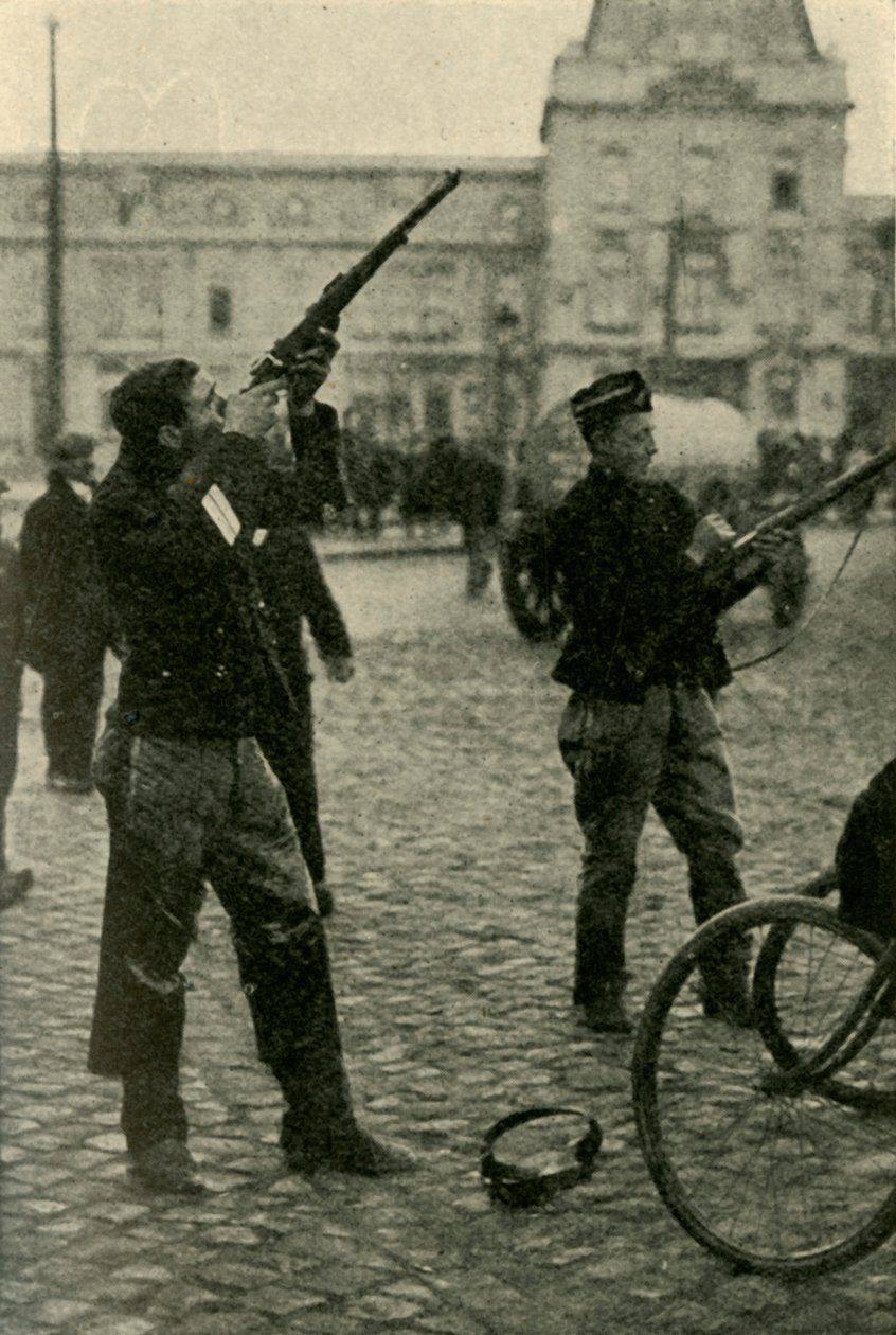 Belgiska militärcyklister skjuter mot ett tyskt plan, första världskriget, 1914-1918, c1920. av Unbekannt