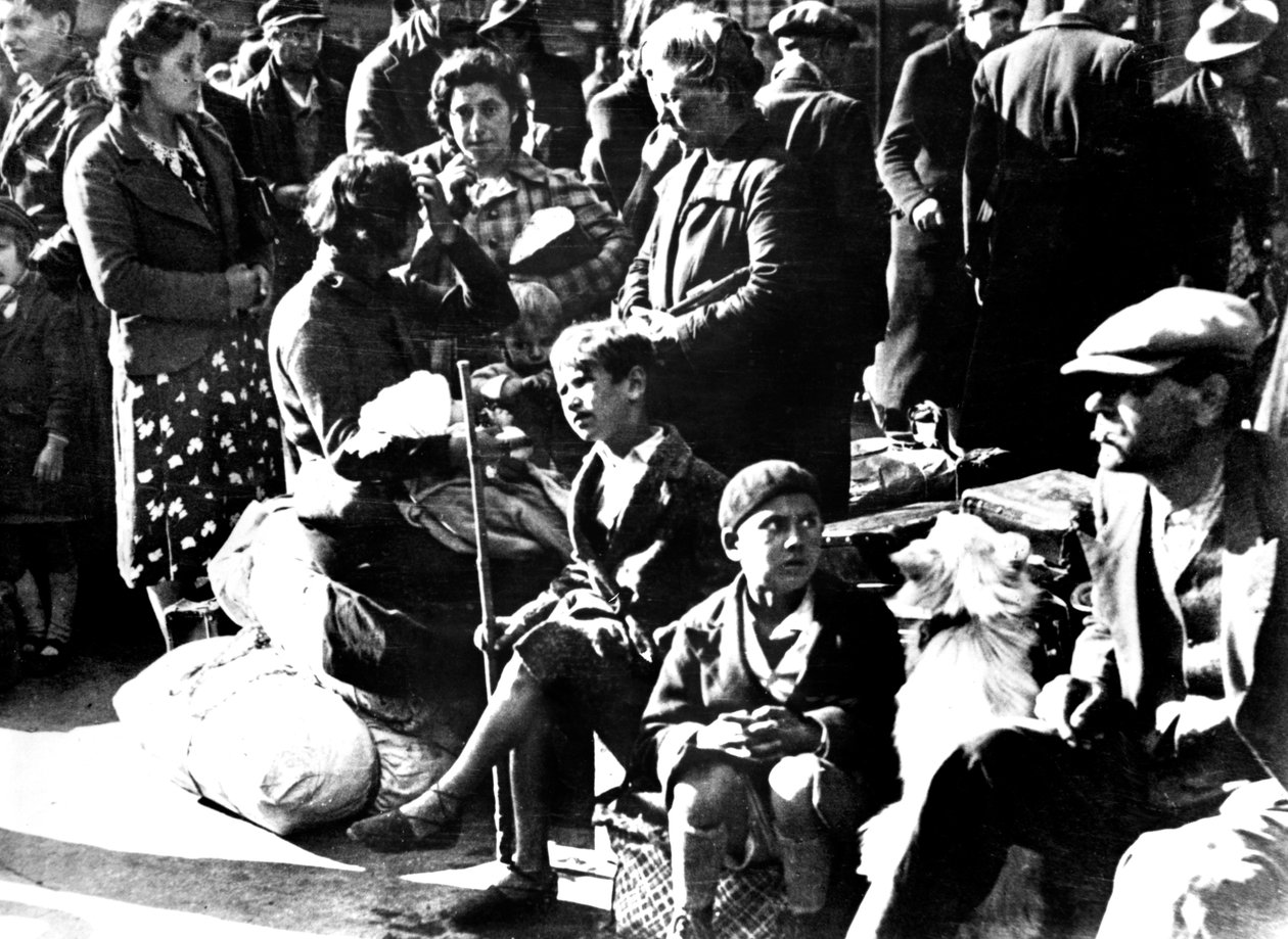 Belgiska flyktingar med sina cyklar och ägodelar utanför Gare du Nord, Paris, juli 1940 av Unbekannt