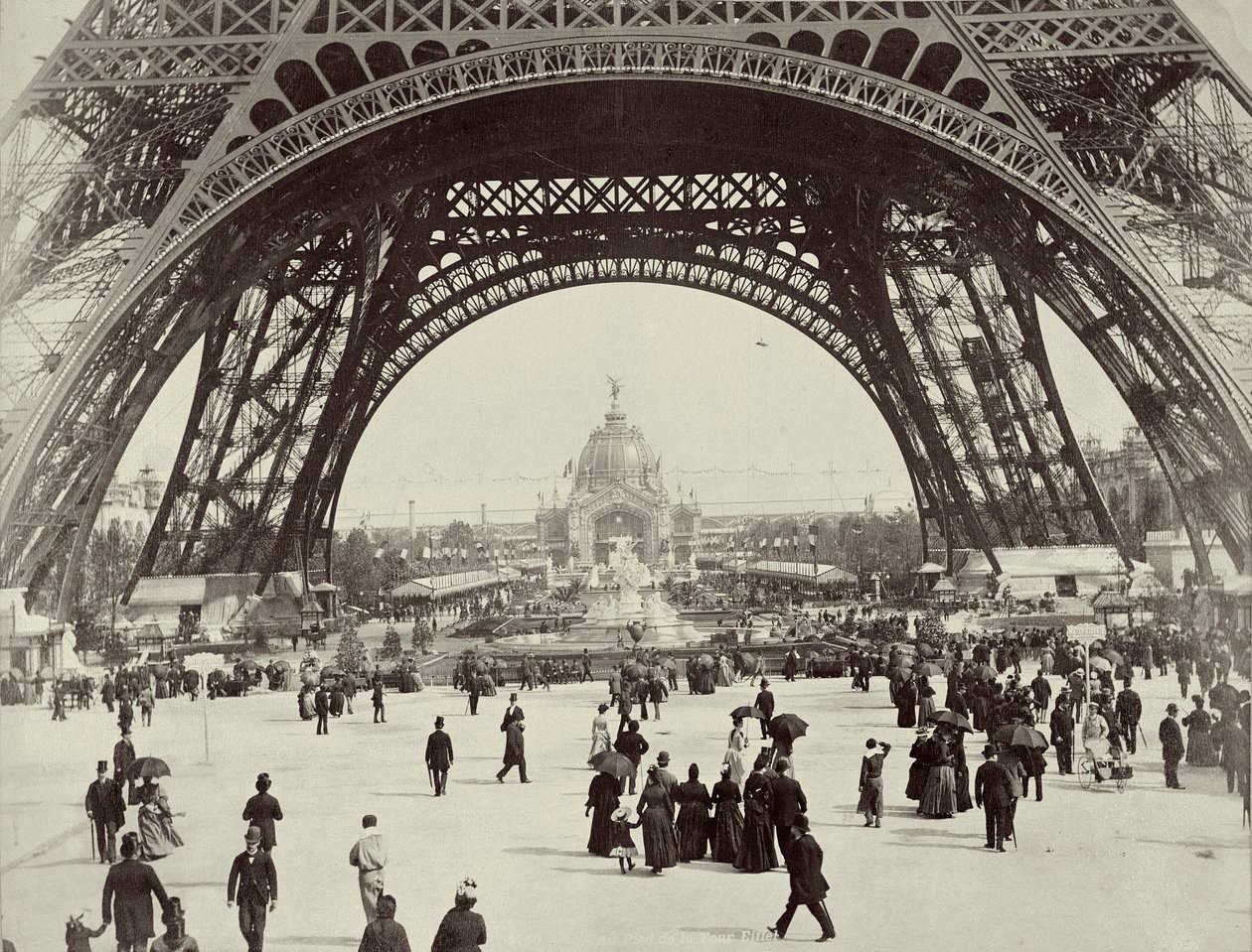 Under Eiffeltornet, Paris, 1889 av Unbekannt
