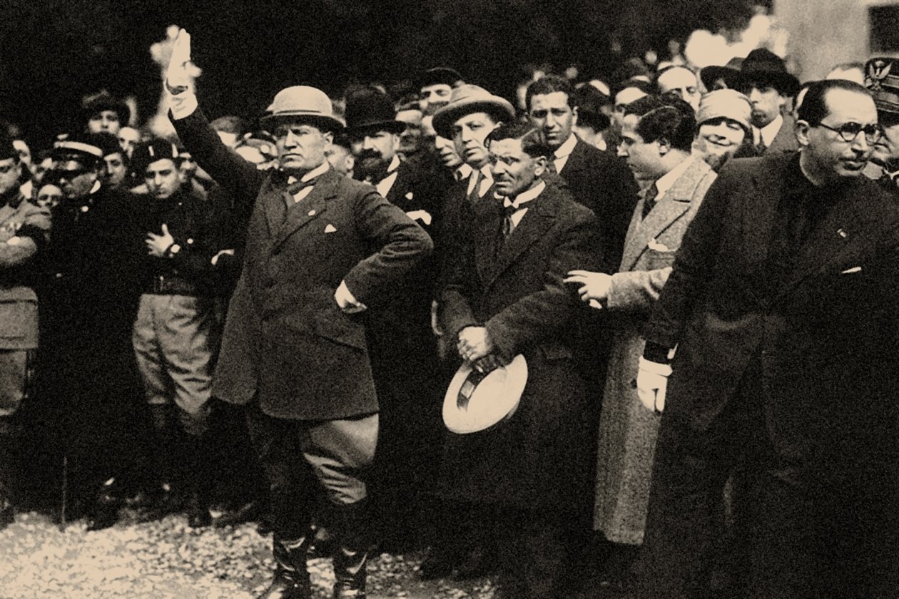 Benito Mussolini, mellan medlemmarna i det fascistiska partiet, strax efter marschen mot Rom. av Unbekannt