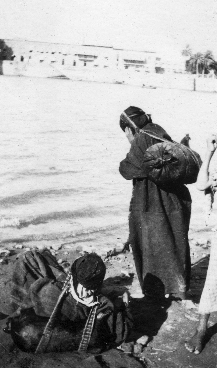 Bhistis eller vattenbärare, Basra, Irak, 1917-1919 av Unbekannt