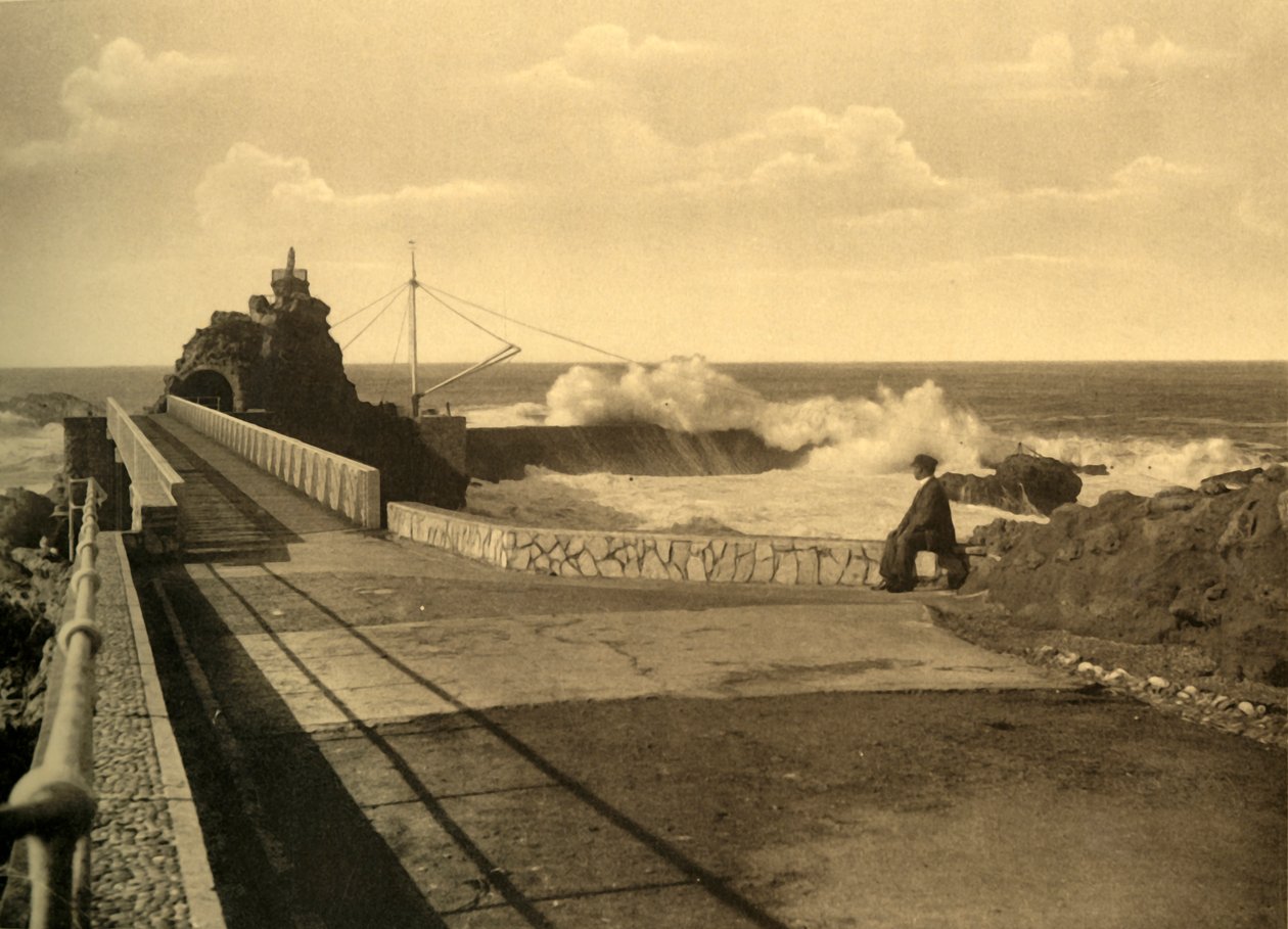 Biarritz - Vid Rocher de la Vierge av stora reemplar, c1930. av Unbekannt