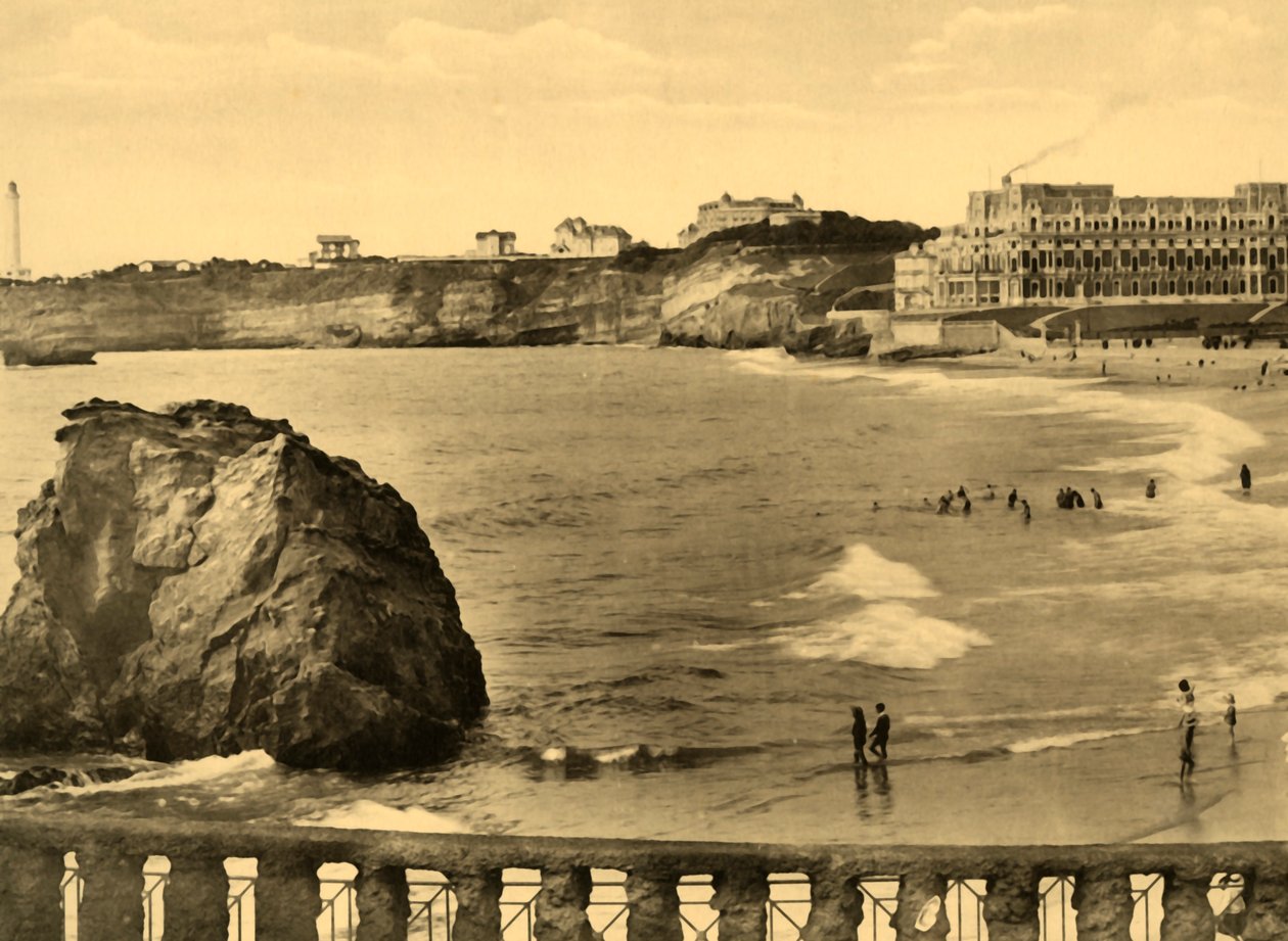 Biarritz - Hotel du Palais och bukten, c1930. av Unbekannt