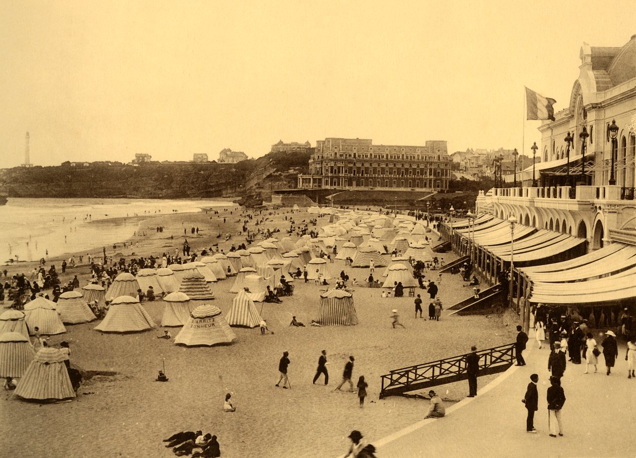 Biarritz - The Beach and the Municipal Casino, c1930. av Unbekannt