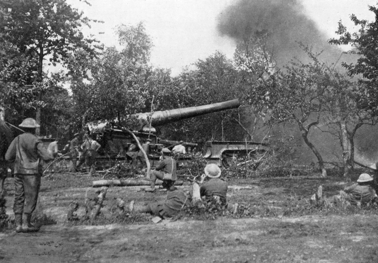 Stor järnvägspistol avfyrar under framryckningen i väst, första världskriget, 1914-1918, c1920 av Unbekannt