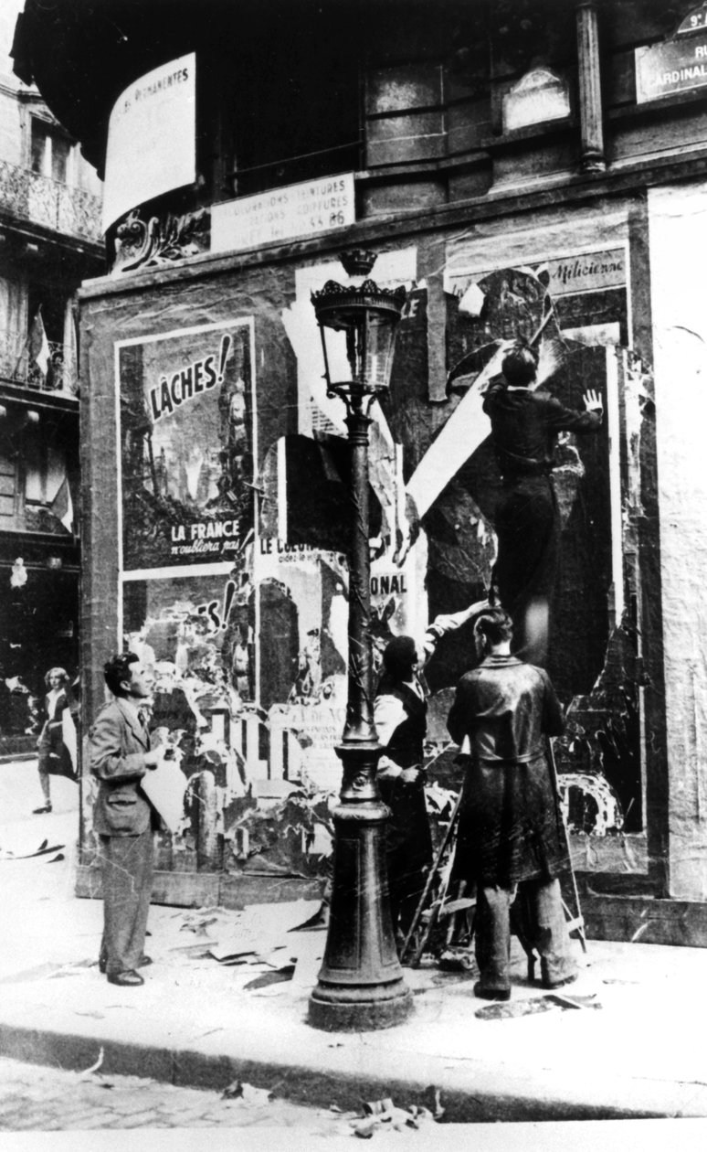 Anslagstavla med män som sätter upp propagandaaffischer, Paris, andra världskriget, 1939-1945 av Unbekannt