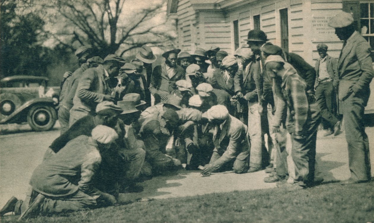 Black Caddies som spelar Craps c1920-talet av Unbekannt